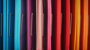 Verschiedenfarbiges Papier - Vielfalt an Disziplinen